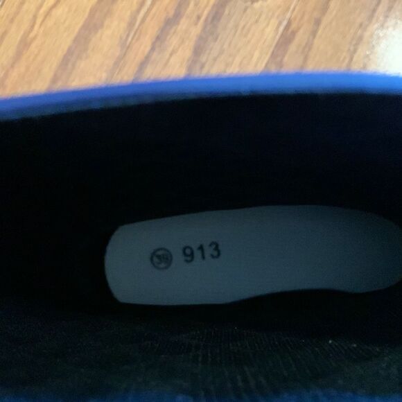 Size 8.5 navy blue rubber boots.  NWOT - Picture 7 of 9